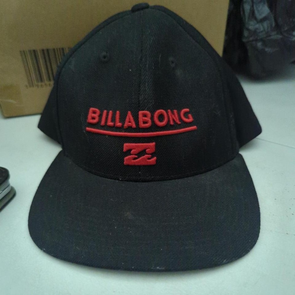 Black and red Billabong‎ cap